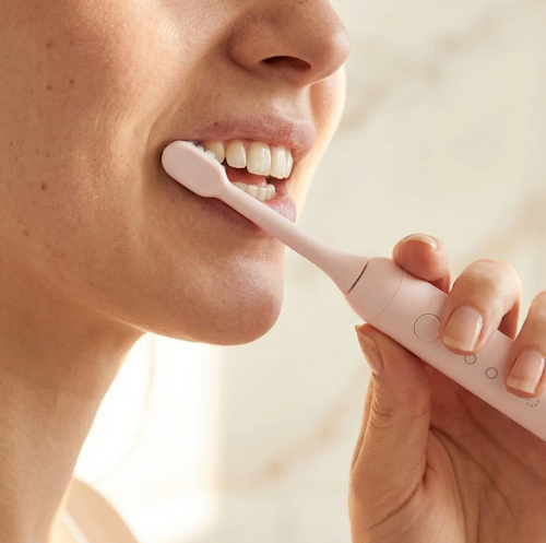 Cepilla tus dientes y enjuaga bien para eliminar placa y restos de comida.